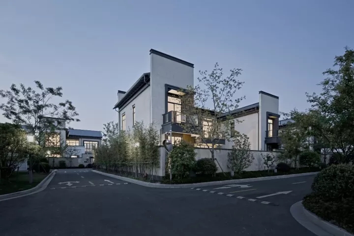 院内景观对公共区域可见，，，，，，，但并不滋扰使用者的私密需求